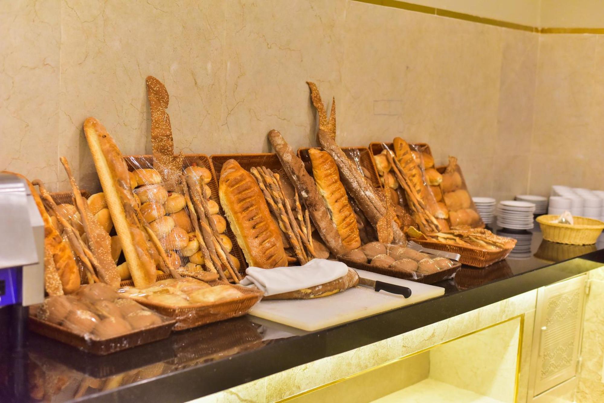 The Grand Hotel Sharm El Sheikh Exteriör bild Bread at a buffet