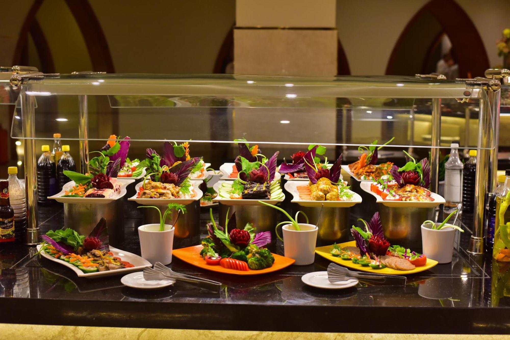 The Grand Hotel Sharm El Sheikh Exteriör bild A salad bar