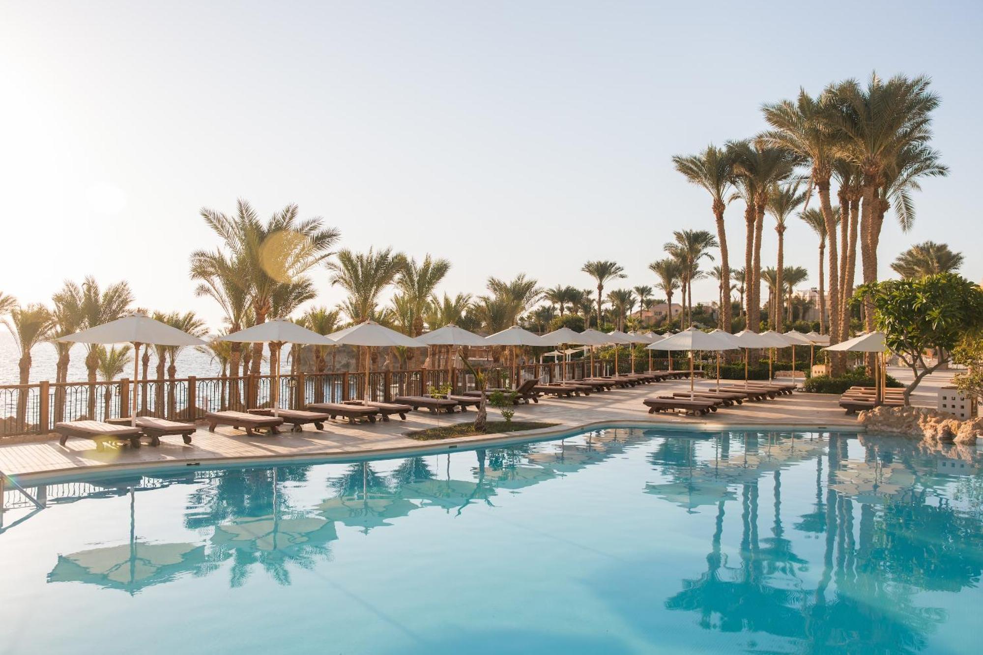 The Grand Hotel Sharm El Sheikh Exteriör bild The swimming pool at the Four Seasons Resort