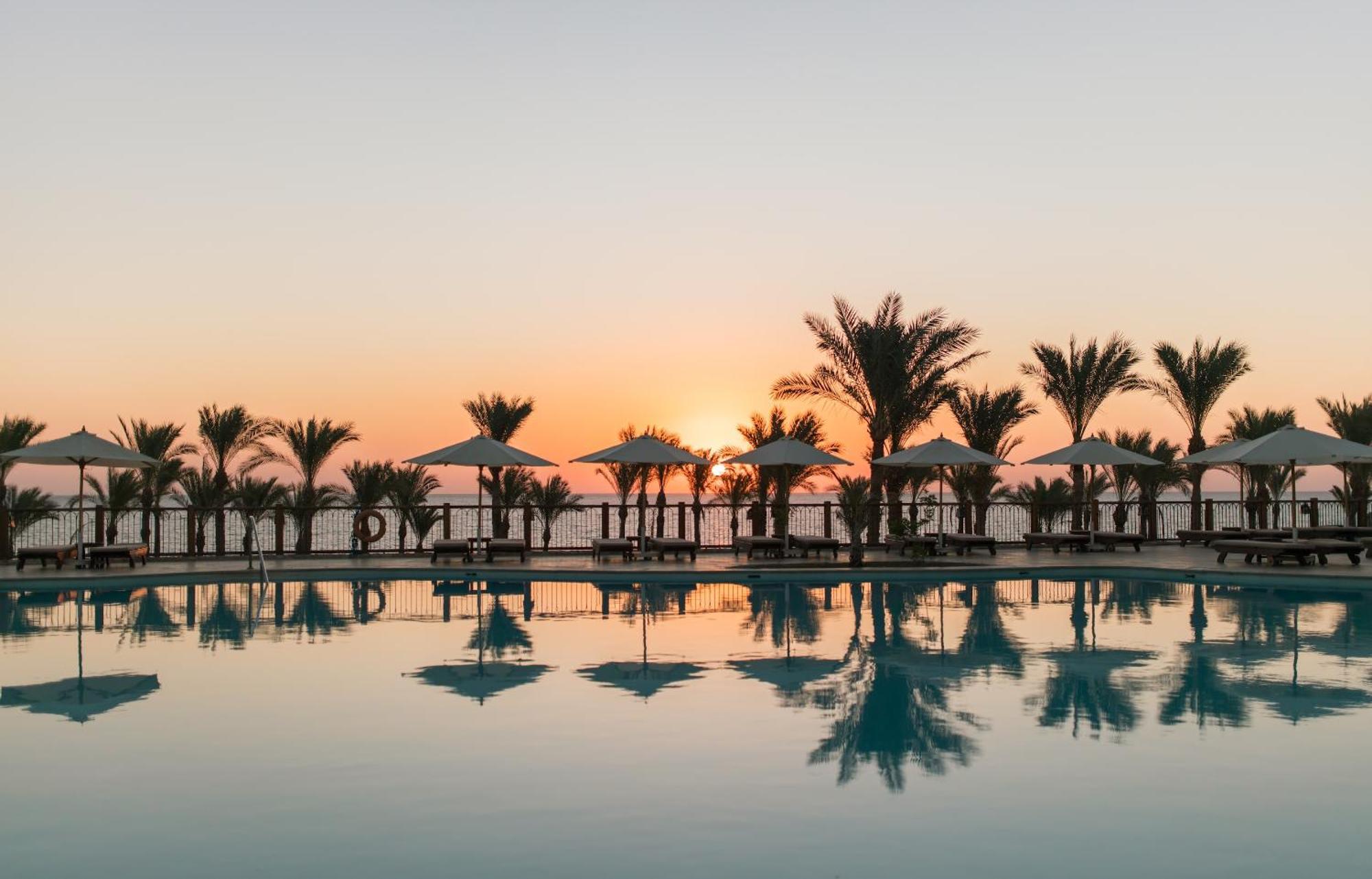 The Grand Hotel Sharm El Sheikh Exteriör bild Sunset at the Hilton Sharm El Sheikh